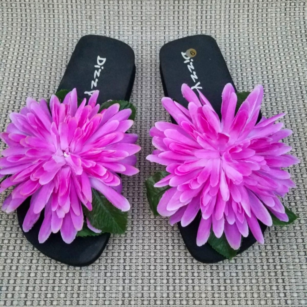 Dizzy Purple Flower slides/sandals Size 6 woman's